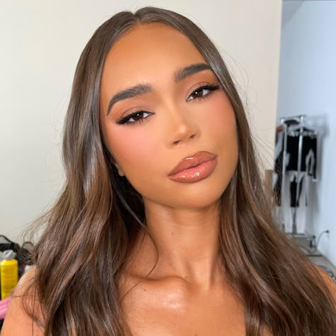 Soft Glam Makeup Tan Skin, Going Out Makeup For Brown Eyes, Morena Make Up Look, Simple Grad Makeup, Birthday Makeup Looks Natural, Tan Makeup Look, Sweet Sixteen Makeup, Soft Glam Makeup Brown Eyes, Brown Glam Makeup