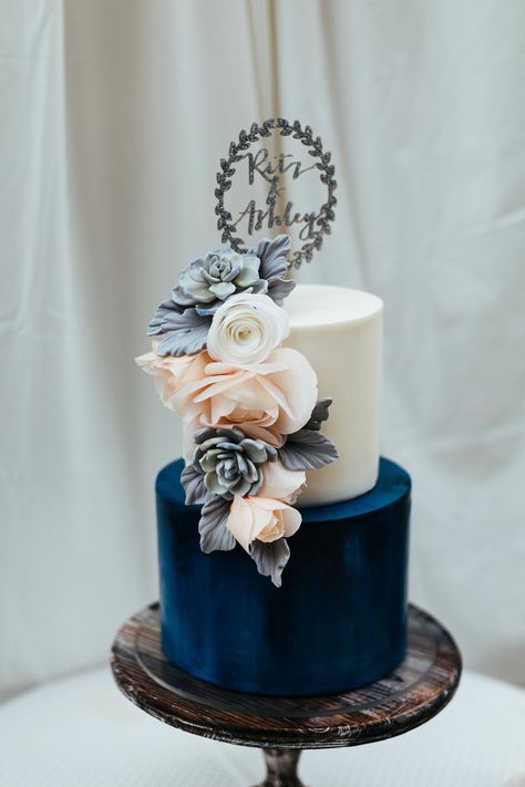 Wedding Cake Color-Blocking - ELLEDecor.com Wedding Cake Color, Navy Blue Wedding Cakes, Wedding Cake Navy, Dark Blue Wedding, Blue Wedding Decorations, Blue And White Wedding, Winter Wedding Cake, Wedding Cakes Blue, White Wedding Cake