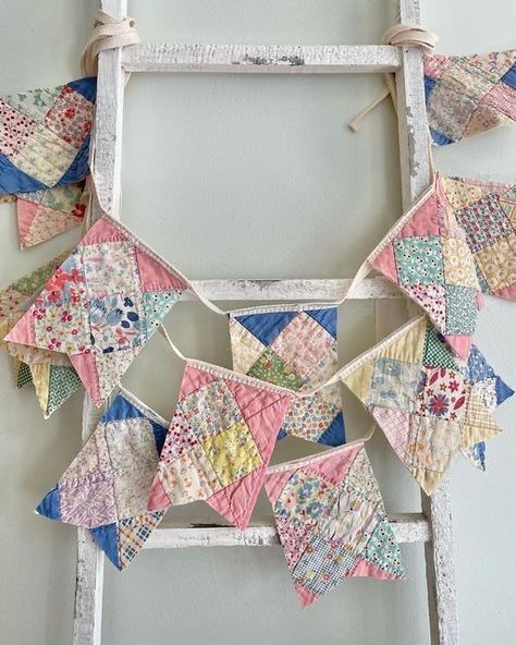 Scrap Fabric Bunting, Vintage Quilt Display Ideas, Vintage Quilt Crafts, Quilt Scrap Projects, Vintage Fabric Projects, Quilt Bunting, Quilted Banner, Upcycle Quilt, Quilted Bunting