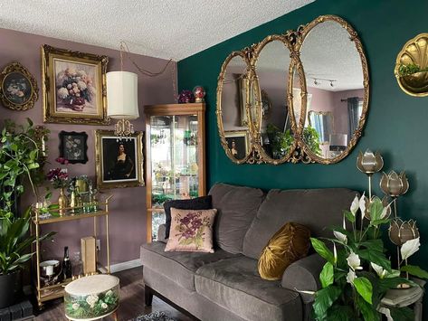 Dark Eclectic Living Room, Green Couch Decor, Green And Gold Decor, Closet Offices, Dark Eclectic, Moody Interior Design, Happy Environment, Moody Home Decor, Amazing Interior Design