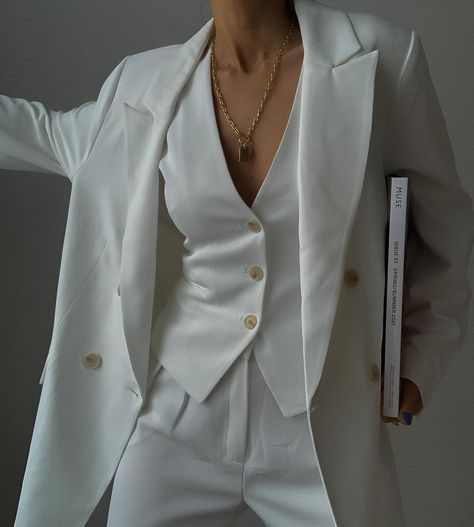 @myforteisfashion on Instagram: “White suit on a rainy monday 🤍🕊” Graduation Suits For Women, Woman Hacks, White Wedding Suit, Graduation Suits, Women Suits Wedding, Woman In Suit, Fancy Suit, White Suit, Prom Suits