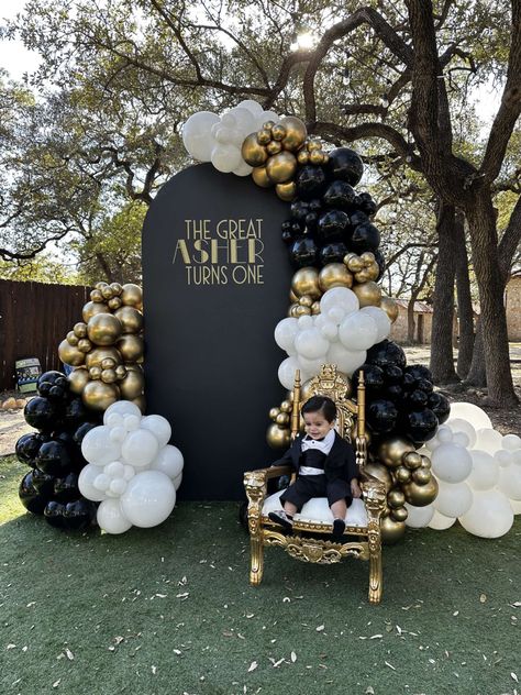 Great Gatsby Party Photobooth, Mr Onederful Balloon Garland, Mr Onederful Backdrop Ideas, Great Gatsby Theme Birthday Party, Great Gatsby First Birthday, First Bday Backdrop Ideas, Great Gatsby Balloons, Great Gatsby Party Backdrop, Black Theme Party Birthday Ideas