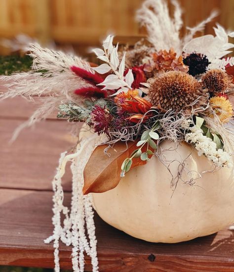 Dried Floral Decor, Thanksgiving Table Decor Ideas, Thanksgiving Floral Arrangements, Diy Floral Centerpieces, Pumpkin Floral Arrangements, Fall Pumpkin Centerpieces, Thanksgiving Floral, Pumpkin Centerpiece, Pumpkin Arrangements