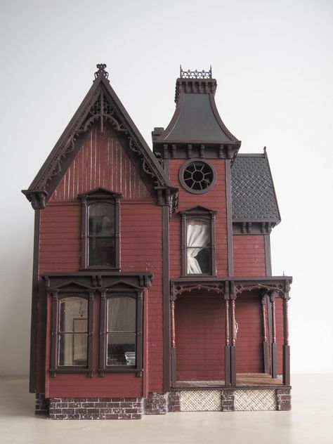 Dollhouse Architecture, Big Dollhouse, Haunted Doll House, Fairfield Dollhouse, Halloween Haunted House Diy, Dollhouse Exterior, Fairfield House, Vampire House, Goth Houses