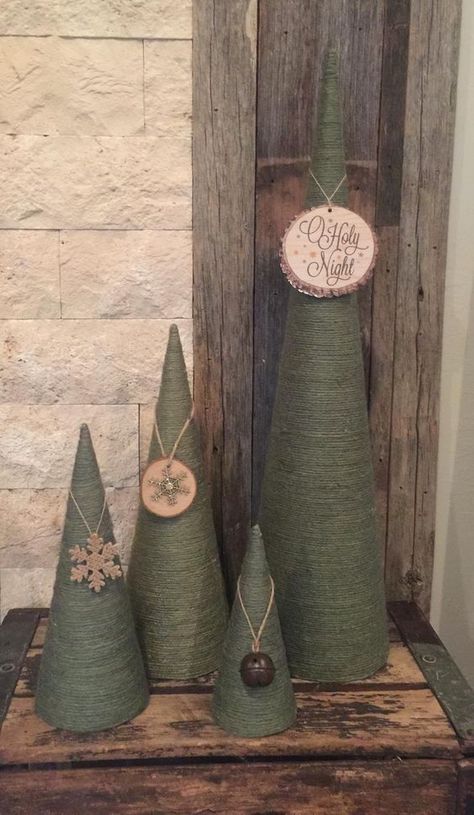 cool green rope cone shaped Christmas trees decorated with branch slices, snowflakes and bells are amazing for holiday decor Rope Christmas Tree, Christmas Cones, Fabric Christmas Trees, Cone Christmas Trees, Christmas Tree Crafts, Cool Christmas Trees, Holiday Crafts Christmas, Christmas Crafts Decorations, Tree Crafts