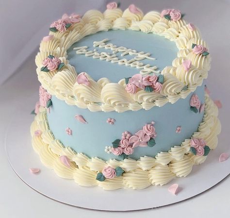 Pastel Themed Cake, Pretty Decorated Cakes, Birthday Cake Pastel Color, Flower Cake Ideas Birthday, Beautiful Cake Design Birthdays, Small Vintage Cake, Pastel Flower Cake, Pastel Color Cake, Small Cake Designs