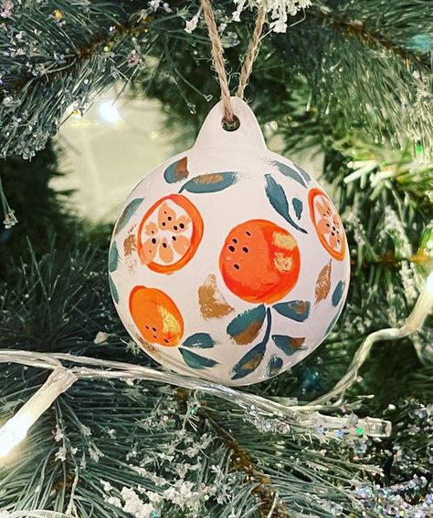 Handpainted Christmas Bauble, Ball Balls Decoration Christmas, Ceramic Bauble Painting Ideas, Hand Painted Bauble Diy, Painted Baubles Diy, Hand Painted Ceramic Baubles, Christmas Bauble Painting, Hand Painted Baubles Christmas, Painted Baubles Christmas