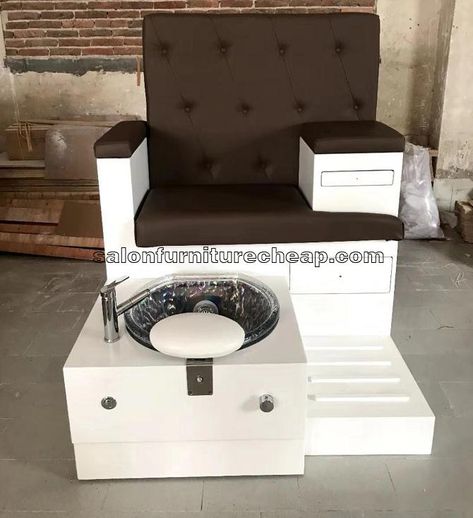 Diy Pedicure Station Platform, Pedicure Bench Ideas, Luxury Pedicure Spa Treatments, Pedicure Chair Ideas Small Spaces, Diy Pedicure Station, Nail Studio Ideas Small Spaces, Pedi Station, Pedicure Chair Ideas, Pedicure Bench