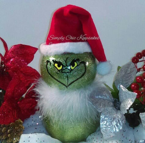 Fishbowl Grinch Fishbowl Ideas, Bowl Christmas Decor, Fish Bowl Crafts, Fish Bowl Ideas, Holiday Centerpieces Diy, Christmas Centerpieces Cheap, Grinch Ideas, Grinch Crafts, Grinch Decorations