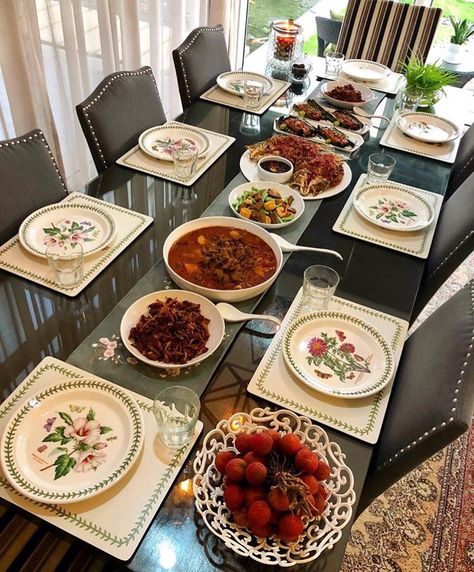 Family Dinner Set Up, Dawat Table, Dinner Set Up, Dining Table With Food, Ramzan Special Recipes, Dinner Setup, Food Set Up, Lunch Table, Catering Ideas Food