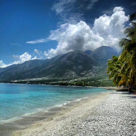 Haiti, the only place where you see mountains while at the beach! Haiti Nature, Haiti Beaches, Haitian Culture, Nature Places, Lesser Antilles, Beautiful Sites, Archipelago, Amazing Places, Marine Life