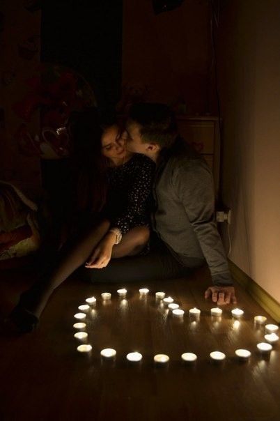 Love Couple Photoshoot In Bedroom, Candle Night Dinner At Home, Romantic Candles Aesthetic, Bedroom Romantic Couple Pic, New York Living Room, Marriage Pic, Candle Light Dinner Ideas, Candle Night Dinner, Candle Light Room