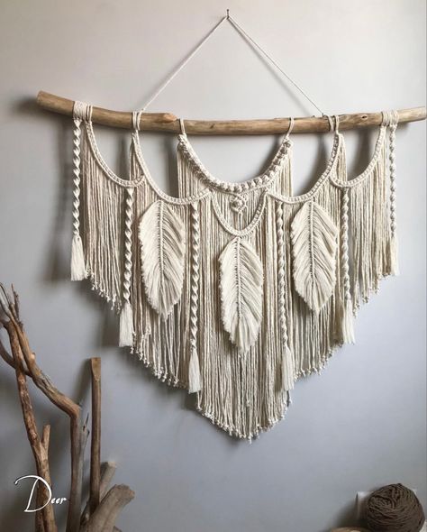 Macrame Wall Hanging Ideas, Macrame Feather Wall Hanging, Tumblr Room Decor, Feather Wall Hanging, Macrame Knots Pattern, Flower Mobile, Macrame Wall Hanging Diy, Macrame Wall Hanging Patterns, Crochet Wall Hangings