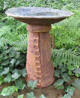 Bird bath inspiration Clay Bird Bath Ideas, Hand Built Pottery Bird Bath, Pottery Bird Bath Ideas, Bird Bath Pottery, Ceramic Bird Baths Pottery, Ceramic Bird Bath Handmade, Pottery Bird Bath, Clay Bird Bath, Garden Pottery Ideas