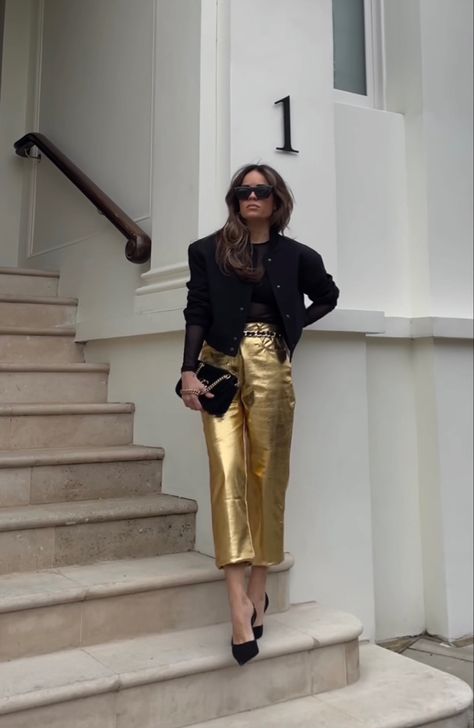 Gold Pants Outfit Parties, Gold Trousers Outfit, Gold Jeans Outfit, Gold And Black Outfit, Gold Pants Outfit, Pants Outfit Work, H M Outfits, Gold Jeans, Gold Pants