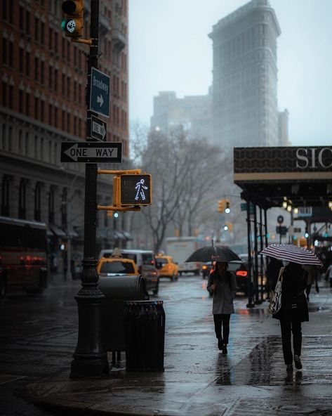 “Dark City Lights”: New York Through The Lens Of Ray H. Mercado Dark City Lights, City Lights New York, Street Photography Paris, Street Photography Camera, New York Architecture, Building Photography, Urban Explorer, Visiting Nyc, Dark City