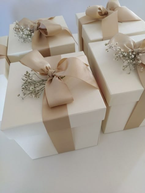 White Gift Box With Ribbon, Bouquet Box, Bridal Gift Wrapping Ideas, Creative Gift Wraps, Wedding Gift Wrapping, Gift Wrapping Inspiration, Gift Box Design, Bridesmaid Box, Creative Gift Wrapping