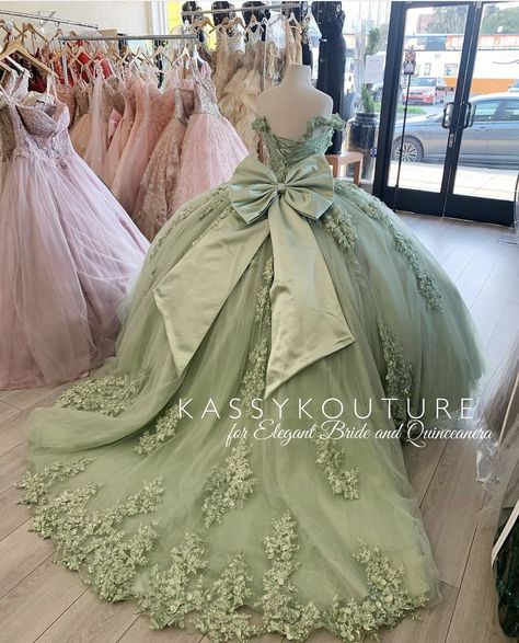 Green Quince Dress, Green Quinceanera Theme, Green Quinceanera Dresses, Xv Dresses, Quincenera Dresses, Mexican Quinceanera Dresses, Quinceanera Themes Dresses, Sweet 15 Dresses, Quinceñera Dresses