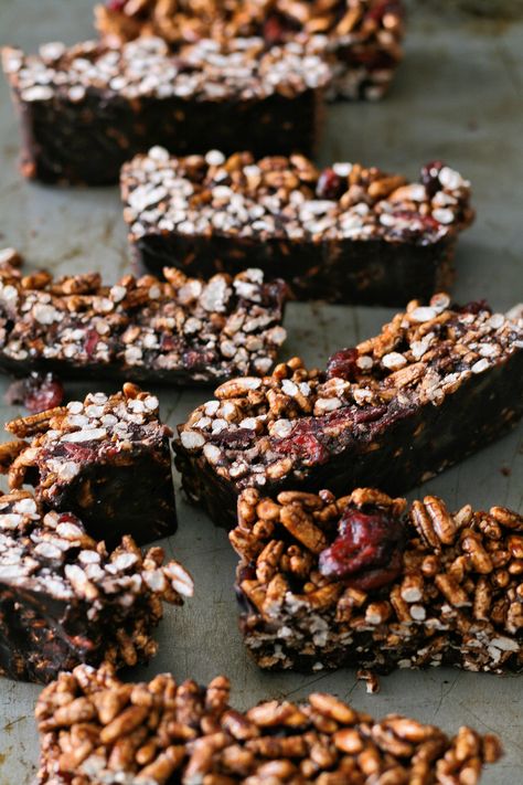 Made with honey, puffed brown rice and dried cranberries Rice Puff Recipes, Chocolate Cereal Bars, Puffed Rice Cereal, Rice Recipes Vegan, Chocolate Cereal, Pomegranate Recipes, Chocolate Cranberry, Puffed Rice, Cereal Bars