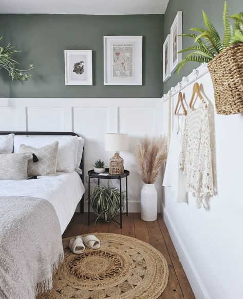 Trending Home Decor, Dekorasi Kamar Tidur, Green Walls, Spare Bedroom, Bedroom Green, Decor Trends, Master Bedrooms Decor, Remodel Bedroom, Guest Bedrooms