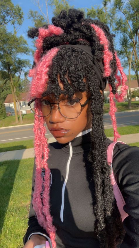 Black Hairstyles Butterfly Locs, Womens Hair Reference, Character Hair Inspiration, Black Hairstyles With Extensions, Butterfly Locs Half And Half Color, Mixed Color Butterfly Locs, Butterfly Braids With Color, Green And Black Butterfly Locs, Beautiful Black Hairstyles