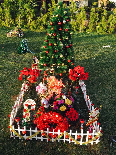 Christmas  Decorations Cemetary Ideas, Graveside Decorations, Cemetary Decorations, Headstones Decorations, Cemetery Ideas, Gravesite Decorations, Flowers Winter, Memorial Day Decorations, Cemetery Decorations