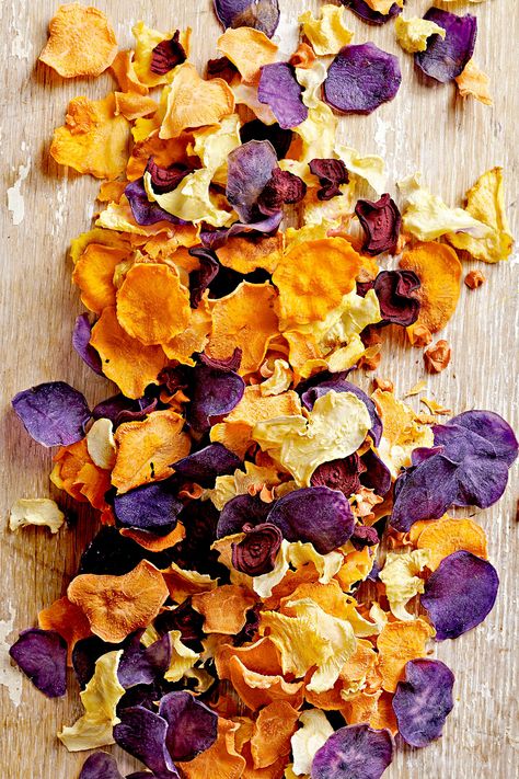 On-the-Go Snacks for a Quick Energy Boost Anytime Dehydrated Veggie Chips, Vegetable Chips Recipe, Diy Chips, Root Chips, Fruit Chips, Paleo Recipes Snacks, Chip Recipes, Blue Potatoes, Smoothies Vegan