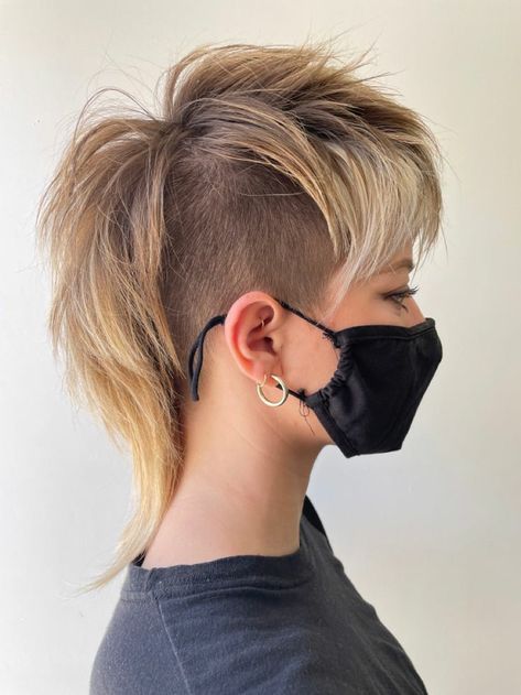 Shag Mohawk, Mohawk Women, Alt Hair, Short Punk Hair, Mohawk Haircut, Mom Haircuts, Half Shaved Hair, Hair 2022, Hair Upstyles