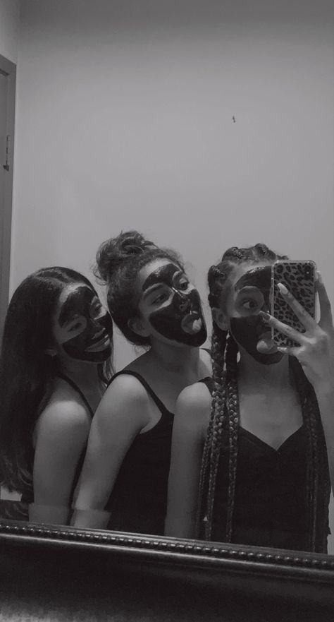 Face Mask Photos With Friends, Face Mask Pics With Friends, Face Masks With Friends, Black And White Mirror Pic, Face Mask Pics, Dream Sleepover, Black And White Mirror, Mask Photoshoot, Halloween Mirror