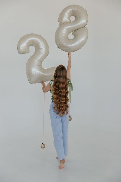 Self Photo Studio Pose Ideas Birthday, 28th Birthday Ideas, Creative Writing Lesson, Golden Birthday Parties, 34th Birthday, 21st Birthday Photoshoot, Birthday Ideas For Her, Cute Birthday Ideas, Party Photoshoot