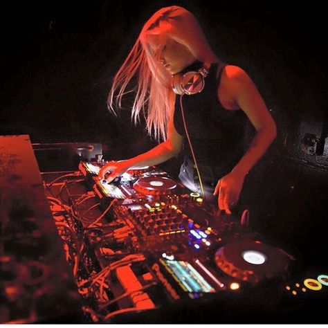 I love what i do... and sometimes it doesn’t feel like work... but sometimes it really does... a lot of people get into this business… Girl Dj Aesthetic, Modern Siren, Dj Aesthetic, Dj Pics, Home Recording Studio Setup, Recording Studio Setup, Female Dj, Girl Dj, Rave Edm