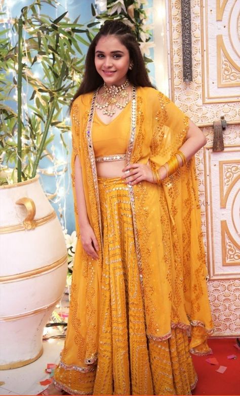 Haldi Dress Ideas, Before And After Makeup, Haldi Dress, Makeup Photos, Haldi Outfits, Function Dresses, Mehendi Outfits, Yellow Lehenga, Indian Dresses Traditional