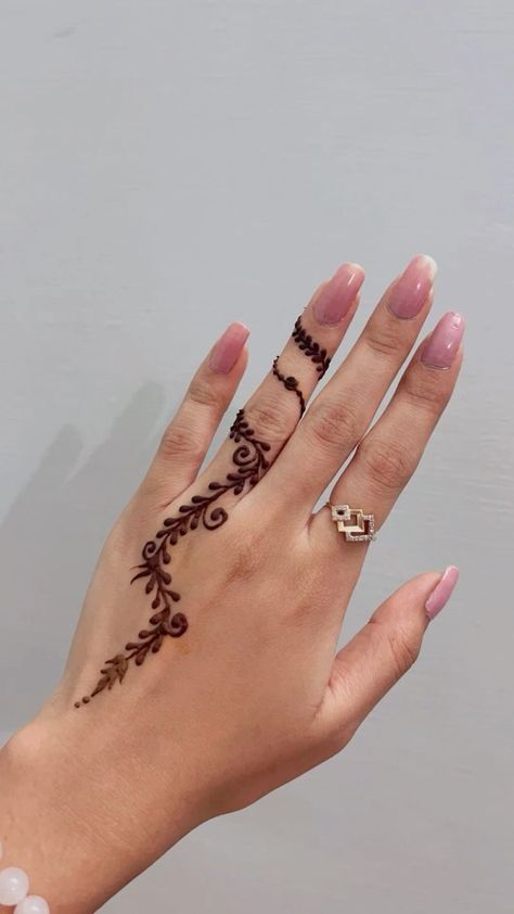 Henna One Finger, Modele Henna Simple, One Finger Henna, Very Simple Henna Designs, Simple Easy Henna Designs, Henna Main Simple, Simple Palm Henna, Inai Simple, Henna For Kids