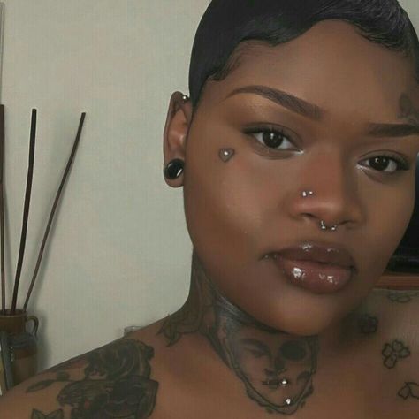 Skin Piercing, Double Nose Piercing, Cute Nose Piercings, Smiley Piercing, Cool Ear Piercings, Black Girls With Tattoos, Piercing Septum, Face Piercings, Cool Piercings