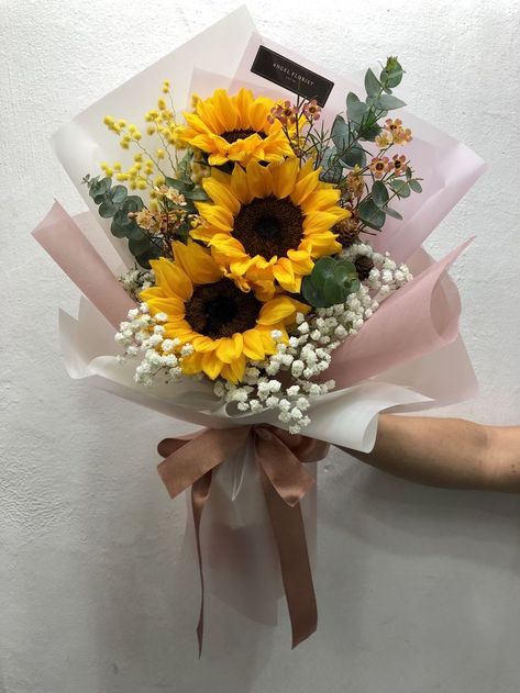 Graduation Flowers Bouquet, Graduation Flowers, Sunflowers And Roses, Flower Bouquet Diy, Boquette Flowers, Sunflower Bouquets, Hand Bouquet, Flowers Bouquet Gift, How To Wrap Flowers