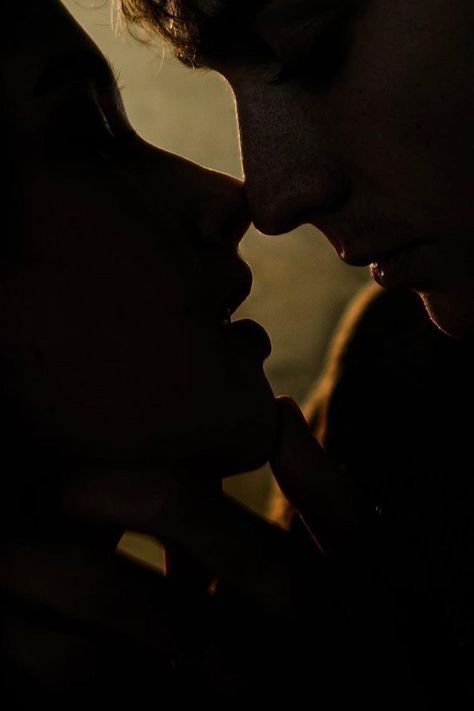 Man And Woman Kissing Silhouette, Mc Romance Aesthetic, Kiss Aesthetics Dark, Latino Couple Aesthetic, Kiss Silhouette, Kissing Silhouette, Dark Romance Aesthetic, Mafia Romance, Couple Silhouette