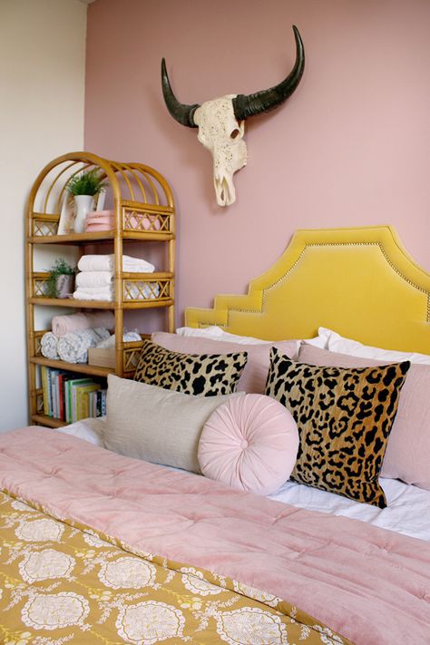 pink walls and yellow velvet bedroom with rattan bookshelf Pink Velvet Bedroom Ideas, Velvet Bedroom Ideas, Rattan Bookshelf, Quirky Bedroom, Wallpaper Bedroom Design, Art Deco Bedroom Furniture, Paint Colors Bathroom, Home Decor Bedroom Ideas, Tattoo Home