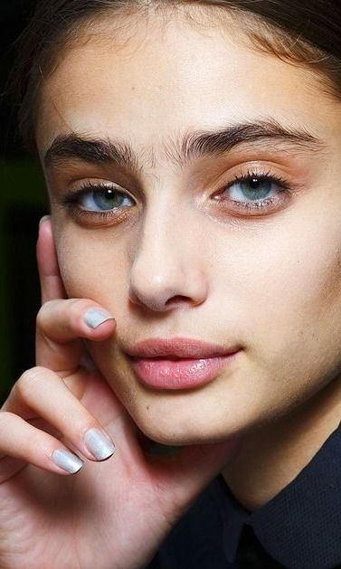 Here's how to get Taylor Hill style eyebrows in no time. These tips are coming straight from the pros at Anastasia Beverly Hills. It's time to get those eyebrows into shape and those arches full and on lock Taylor Hill Style, Grow Eyebrows Thicker, Eyebrows Goals, Fuller Eyebrows, Diy Serum, Bushy Eyebrows, Ac New Leaf, How To Grow Eyebrows, Thick Brows