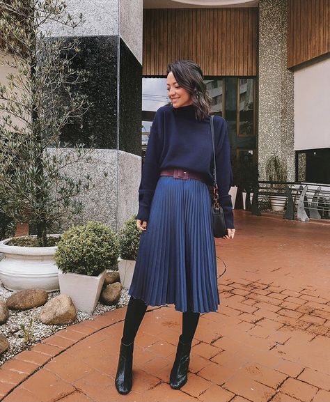 Blue Midi Skirt Outfit, Blue Pleated Skirt Outfit, Midi Skirt Outfit Fall, Pleated Skirt Winter, Pleated Midi Skirt Outfit, Skirt Outfit Fall, Elegant Summer Outfits, Pleated Skirt Outfit, Blue Pleated Skirt