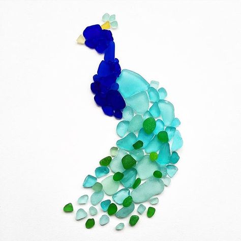 :: Crafty :: Mosaic :: pretty little peacock 💙✨💚 Seaglass Diy, Resin Pictures, Shard Art, Seaglass Ideas, Shell Pictures, Sea Glass Diy, Sea Glass Mosaic, Sea Glass Art Projects, Seaglass Art