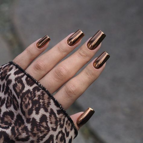 Metallic Copper Nails, Bronze Metallic Nails, Chrome Nails Bronze, Bronze Chrome Nails, Maroon Chrome Nails, Bronze Nails Designs, Brown Chrome Nails, Chrome Powder Nails, Copper Nails Designs