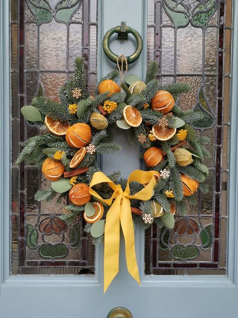 Citrus Decorations, Citrus Christmas, Julkransar Diy, Natal Natural, Christmas Door Wreath, Natural Christmas Decor, Orange Christmas, Yellow Bow, Christmas Door Wreaths