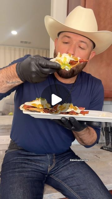 Anivar Larios on Instagram: "Huevos Rancheros With Bacon 🥚🍳🥓 🥓 #huevosrancheros #eggs #breakfast #desayuno #bacon #mexicanfood #mexicanrecipes #recipe #recipes #chefanivar" Mexican Huevos Rancheros, Huevos Rancheros Burrito, Breakfast Mexican Ideas, Mexican Eggs Huevos Rancheros, Mexican Brunch Ideas, Breakfast Ideas Mexican, Steak Ranchero, Mexican Breakfast Ideas, Huevos Rancheros Recipe