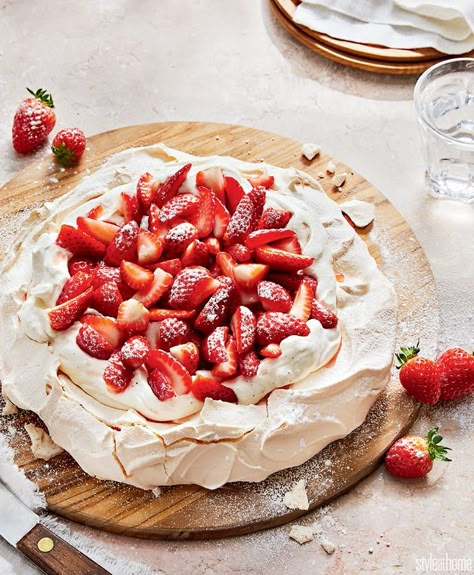 Strawberry Pavlova, Pavlova Dessert, Recipe Strawberry, Pavlova Recipe, Köstliche Desserts, Strawberry Recipes, Eat Dessert, Style At Home, Baklava