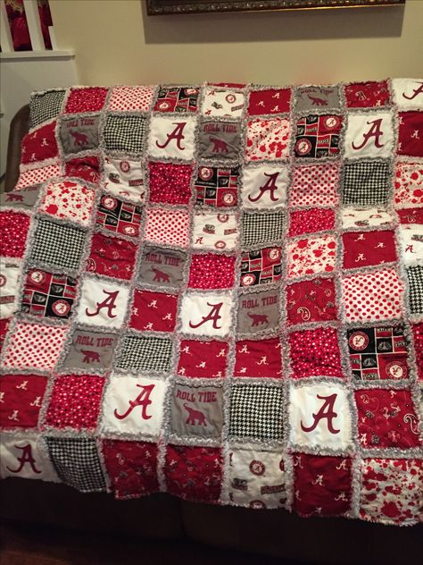 Flannel Alabama rag quilt Alabama Quilt Block, Alabama Quilts Pattern Roll Tide, Alabama Quilt Ideas, Alabama Quilt, Football Quilt, Alabama Baby, Alabama T Shirts, Rag Quilt Patterns, Auburn Alabama