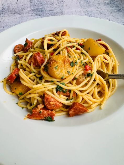 Chorizo Spaghetti, Scallop Spaghetti, Scallops And Chorizo, Calamari Pasta, Chorizo Pasta Recipes, Chorizo Pasta, Sausage Pasta, Calamari, Pan Seared