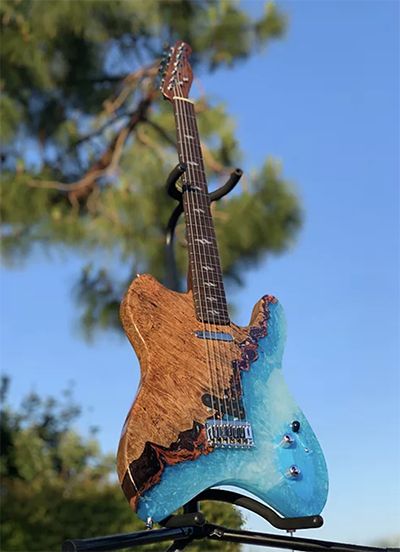 Guitar Art Project, Resin Guitar, Guitar Bodies, Resin And Wood Diy, Guitar Diy, Guitar Ideas, Casting Resin, Telecaster Guitar, Unique Pens