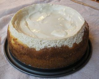 Cheesecake Recipes Sour Cream Topping, Small Batch Cheesecake Recipe, 7 Inch Cheesecake Recipe, Small Cheesecake Recipe, Individual Sweets, Small Cheesecake, Small Cheesecakes, Small Batch Baking, Cheesecake Recipes Classic