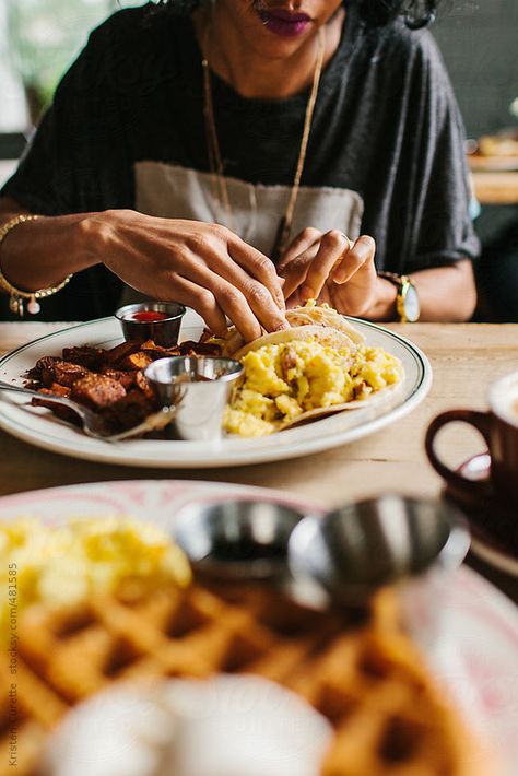 Breakfast Photo Ideas, Breakfast Restaurant Food, First Person Point Of View Photography, Person Eating Photography, People Eating Photography, People Eating Aesthetic, People Eating Breakfast, People Eating Together, Breakfast Photoshoot