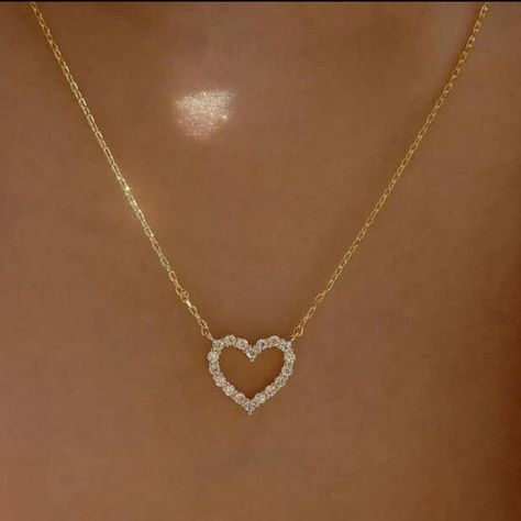 Gold Heart Necklace Aesthetic, Cute Neckless, Cute Heart Necklaces, Heart Necklace Aesthetic, Heat Necklace, Heart Neckless, Heart Shape Jewelry, Simple Heart Necklace, Small Heart Necklace